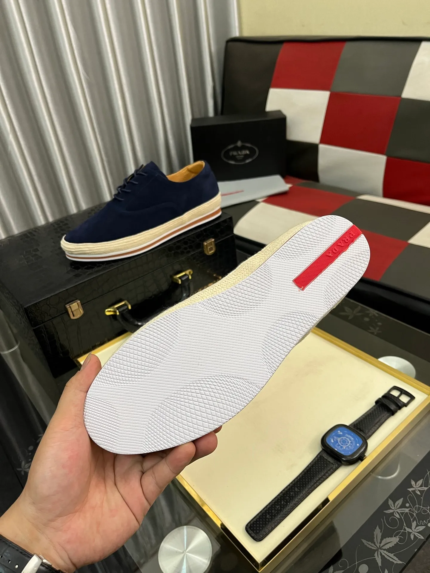Men's shoes 💰440⌚️⌚️【PRADA】Prada ~ unique and casual style. New models from Prada official website are coming [Celebrate][Celebrate]🏃High-end brand casual shoes ➕Full set of packaging😍😍 Men's 2023 counters are on sale simultaneously, Italian imported brands select first-layer Italian cowhide. 🐑Sheepskin lining (refuses to discolor and rub feet) Sole: Original sole specially provided by the original factory 🎬Better in kind Size number: 38-442️⃣Colors available